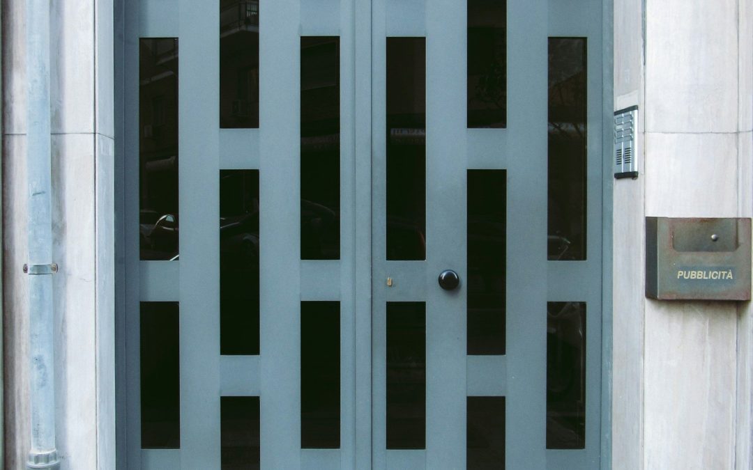 Choosing Aluminium or Timber Air Flow Doors For Your Project